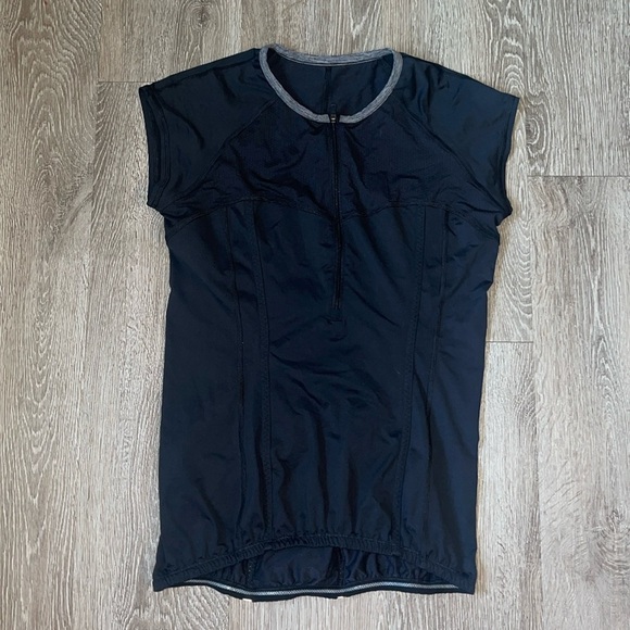 Lululemon Cycling Shirt black lined in gray has three back pockets quarter zip - Picture 1 of 11